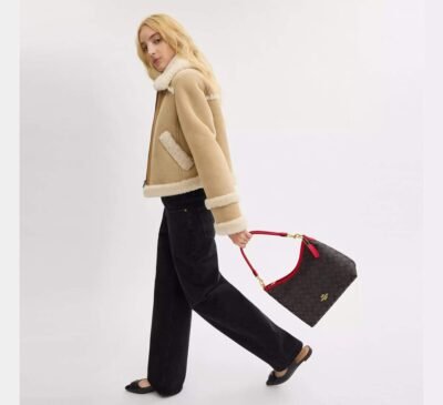 Laurel Shoulder Bag In Signature Canvas